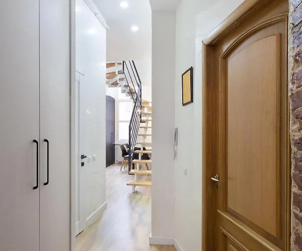 Leogrand On Khmelnytskoho 11